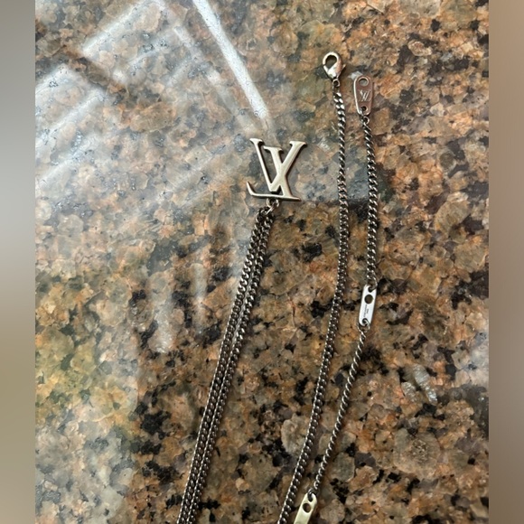 LOUIS VUITTON Adjustable Collier LV
Upside Down Necklace M62683 - Picture 9 of 10